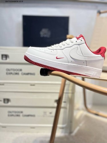 耐克 Nike Air Force 1 '07空军一号 百搭休闲运动板鞋。柔软、弹性十足的缓震性能和出色的中底设计，横跨复古与现代的外型结合，造就出风靡全球三十