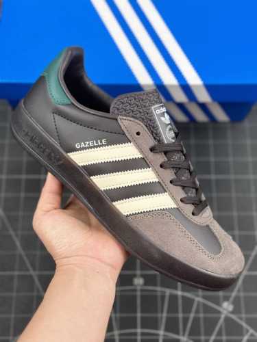 阿迪达斯 Adidas Originals Gazelle Indoor 复古三叶草防滑透明橡胶板鞋经典运动鞋 这款经典鞋,忠于原版设计,缀撞色三条纹和鞋跟饰片