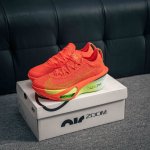 核心私 Nike Air Zoom Alphafly Next% Ek 整体采用前作的设计语言，并且对后者的细节进行升级，马拉松和长距离路跑的性能极限设计而生。