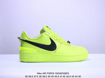 公司级耐克nike Air Force 7 空军一号低帮百搭休闲运动板鞋。柔软、弹性十足的缓震性能和出色的中底设计，横跨复古与现代的外型结合，造就出风靡全球三十