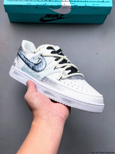 公司级！Nike Court Vision 1 “镜之魅影”手绘涂鸦定制板鞋 在那幽谧昏暗的房间里，一面古老的镜子静静伫立，镜面斑驳，裂痕交错，镜之魅影，它不仅