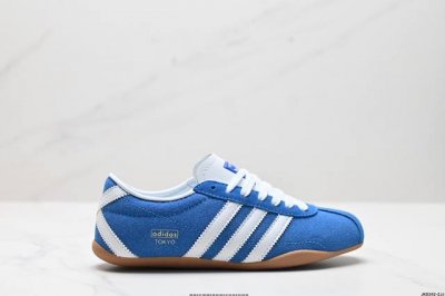 公司级Adida阿迪达斯Tokyo Pack舒适百搭经典休闲运动鞋 此次为Tokyo系列带来三双全新配色，清爽蓝色绒面搭载白色皮革三条纹，增添了复古干净的印象；