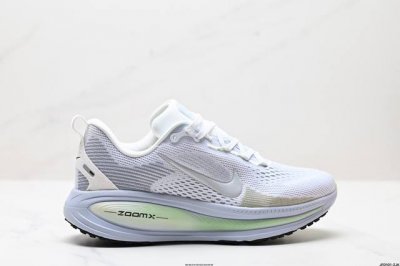 公司级Nike Vomero 18 耐克 舒适减震防滑 低帮跑步鞋 全掌Reactx泡绵中底 前掌和后跟还配备了Air Zoom气垫单元 据说跑起来更快更舒适哦