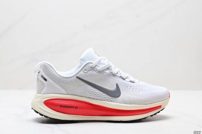 真标Nike Vomero 18 耐克 舒适减震防滑 低帮跑步鞋 全掌Reactx泡绵中底 前掌和后跟还配备了Air Zoom气垫单元 据说跑起来更快更舒适哦