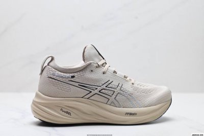 公司级Asics 亚瑟士Gel-Nimbus 26稳定跑鞋鞋面采用双层提花网面设计，提高包裹性和透气性，后跟搭载稳定系统科技T-Gel提升整体支撑力和结构感，减