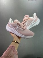 140 公司级Nike Air Zoom Pegasus 登月39代 网面透气跑步鞋 兼顾迅疾外观和稳固脚感 后跟覆面足动态支撑巧妙融合 缔造稳定顺畅的迈步体验