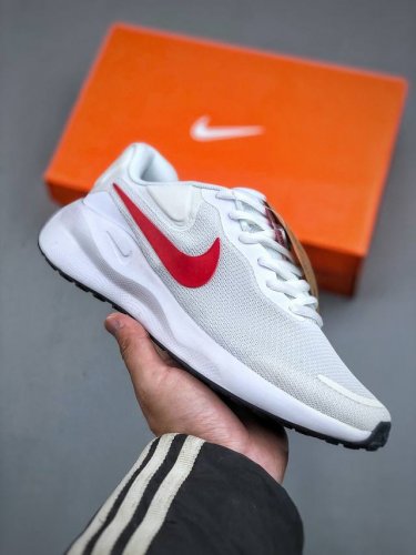 Nike Revolution 7 Wide 减震低帮跑步鞋 Fb2207-101 #鞋款鞋头出色设计，塑就出众贴合感。鞋身设计功能与时尚兼顾，提升穿搭好单品。