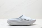 公司级Nike Reactx Rejuven8 Slide耐克 简约舒适 洞洞鞋 由兼具轻便性和耐用性的Eva泡沫打造 拖鞋的外观十分吸引人 融合了舒适与时尚的
