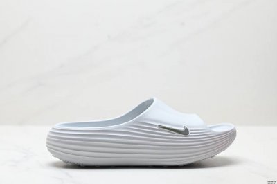 公司级Nike Reactx Rejuven8 Slide耐克 简约舒适 洞洞鞋 由兼具轻便性和耐用性的Eva泡沫打造 拖鞋的外观十分吸引人 融合了舒适与时尚的
