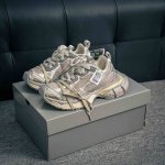 核心私 Balenciaga Phantom Sneaker 巴黎世家 巴黎世家全新十代潮流跑鞋 增加全新设计 在延续 Track Trainer 户外轮廓和复