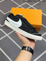 耐克 Nike Blazer Low '77 Jumbo 运动鞋，抓地板鞋，革新重塑经典街头人气鞋款，采用人气传统外观，巧搭大号耐克勾勾设计和宽大鞋带。柔软泡绵