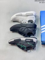 新品实拍 公司级真标半码制 阿迪达斯Adidasnmd_R1 3M反光弹力针织面爆米花缓震男女士时尚舒适缓震运动鞋跑步鞋 。采用时髦廓形 以抢眼外形诠释经典细节