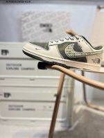 350 Nk Dunk Low Cdg联名 三方联名 Sb低帮休闲板鞋 #美国著名户外品牌与日本东京设计师川久保玲Cdg联合打造街头滑板鞋，有北面雪山简约的风格
