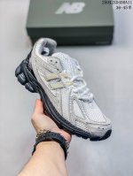 New Balance Nb1906复古单品 公司级#近两年来，要说人气最高的球鞋品牌相信 New Balance 一定是其中之一。无论是重磅联名，还是亮眼配色