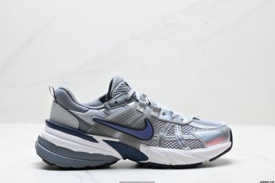 公司级耐克Nike V2K Run跑步鞋复古风潮 网面透气运动鞋 灰银紧致的鞋面材质提供良好的包裹性鞋侧 Swoosh以及鞋头部分搭配增添不少亮点的镀铬细节鞋垫