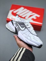 Nike V2K Runtekk 减震防滑复古低帮跑步鞋材质上使用大面积网眼 皮革 Tpu 组成 支撑和透气性肯定不错 中底处由 Cushlon 泡绵打造 保证