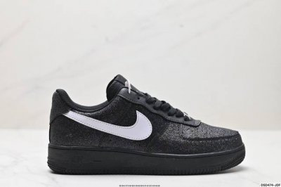 真标耐克nike Air Force 7 Se 空军一号低帮百搭休闲运动板鞋。柔软、弹性十足的缓震性能和出色的中底设计，横跨复古与现代的外型结合，造就出风靡全球