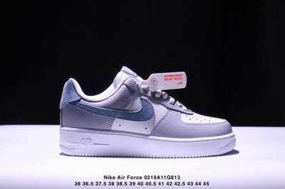 公司级耐克Nike Air Force 1“07空军一号低帮百搭休闲运动板鞋。柔软、弹性十足的缓震性能和出色的中底设计，横跨复古与现代的外型结合，造就出风靡全球