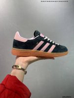 Adidas Originals Handball Special 褐色 此款鞋延续了橡胶外底和经典款式的传统。优质绒面革鞋面和标志性的3条纹采用明亮的对比色，