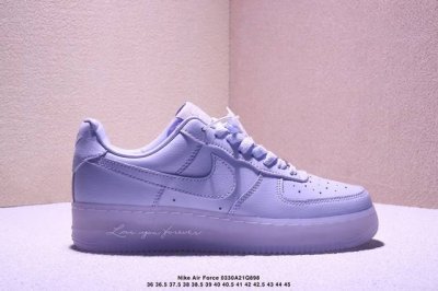 真标耐克Nike Air Force 1’07 Lx空军一号低帮百搭休闲运动板鞋。柔软、弹性十足的缓震性能和出色的中底设计，横跨复古与现代的外型结合，造就出风靡