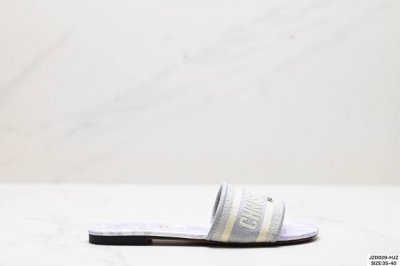 公司级dior字母拖鞋 迪奥拖鞋 原版巴黎人肉带回一比一开模 全网正确版本最快出货各个部位都是正品开模 拒绝看图做货 市场目前唯一正确版本 鞋面经过一个月飞织定