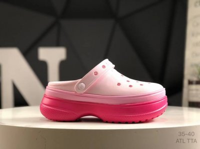 crocs 卡洛驰 拖鞋 这双Crocs可能是所有Crocs里最有时尚感的一双，相较于普通版Crocs，增加了一个越野外底，凹凸不规则的山脉纹理让整双鞋更像一双