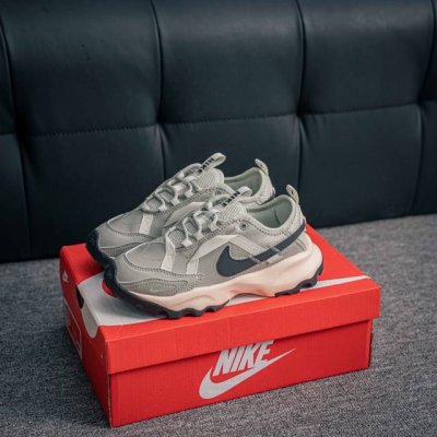 核心私 nike Tc 7900 新款老爹鞋 注入非凡时尚气息 塑就高雅外观 耐穿合成材质搭配柔软丝绒 该鞋款保留了挚爱的加垫鞋口 柔软泡绵缓震配置 和抓附力十
