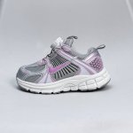 nike Zoom Vomero 5子复古运动鞋融蕴时尚风范和丰富层次感，缔造运动鞋佳选，助你轻松型出范，开辟独属于自己的路。鞋款采用多层设计，融入织物与合成材