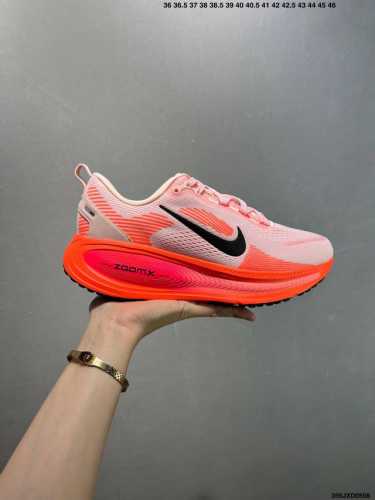 公司级Nk Air Zoom Vomero 18 轻便舒适公路跑步鞋 Hm6803-001 质感柔软 弹力充沛 助力一路畅跑 乐享不停 厚实泡绵缔造舒适的回弹效