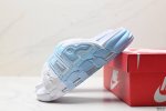 Nike Air More Uptempo Slide皮蓬拖鞋 以流行于街头的涂鸦文化为设计灵感，整体的设计风格夸张而充满魅力，厚实而充满质感的皮质鞋面两侧印刻
