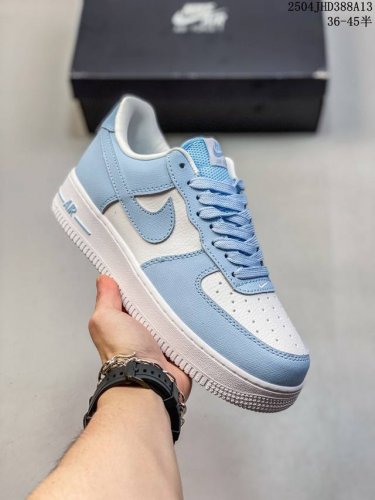 真标带半码耐克Nike Air Force 1’07 Low空军一号低帮百搭休闲运动板鞋。柔软、弹性十足的缓震性能和出色的中底设计，横跨复古与现代的外型结合，造