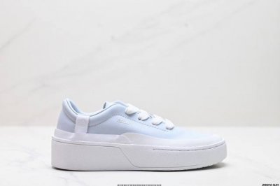 真标Adidas Labcourt 百搭休闲轻松舒适 耐磨透气低帮 板鞋 鞋面使用了绒毛麂皮 鞋面和鞋底连接处使用了包边处理 看起来更加精致有型 内里也使用了光