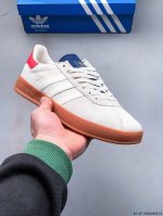 阿迪达斯 Adidas Broomfield 桑巴鞋是一款永恒的训练偶像，这款桑巴鞋展示了高质量的工艺，带有装饰的超锁缝制和无缝的手感。柔软、柔软的鹿皮革造型和