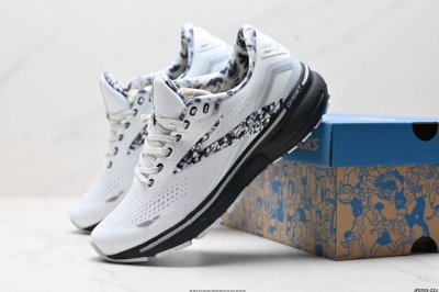 公司级Brooks Ghost 15 布鲁克斯减震耐磨训练女子防滑跑步运动鞋 款跑鞋以其卓越的缓震性能和舒适度备受青睐，采用了Biomogo Dna自适应缓震中