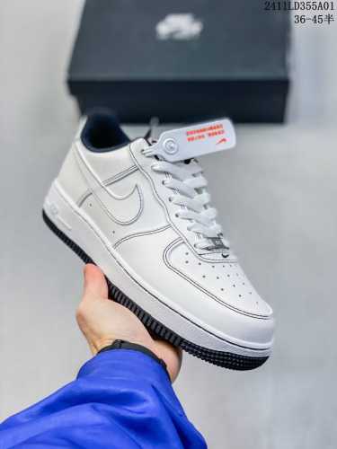 福利特价带半码耐克Nike AIR FORCE 1‘07 空军一号低帮百搭休闲运动板鞋。柔软、弹性十足的缓震性能和出色的中底设计，横跨复古与现代的外型结合，造就