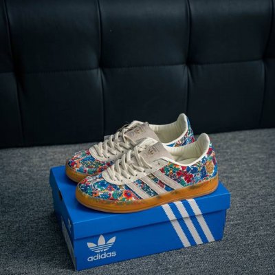核心私 adidas Originals Gazelle Indoor 三叶草复古防滑耐磨低帮板鞋 鞋款采用柔软的绒面革和耐用的皮革衬里融合在橡胶外底上 货号
