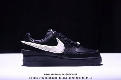 Nike Air Force 1 ’07 Low 空军飞勾一号低帮百搭休闲运动板鞋。柔软、弹性十足的缓震性能和出色的中底设计，横跨复古与现代的外型结合，造就出风