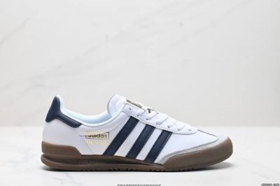 真标阿迪达斯 Adidas Originals Jeans 复古低帮时尚板鞋 看它第一眼 你觉得它像不像 当下热门鞋款 “Samba” 它其实是诞生于 1979