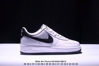 真标耐克Nike Air Force 1“07空军一号低帮百搭休闲运动板鞋。柔软、弹性十足的缓震性能和出色的中底设计，横跨复古与现代的外型结合，造就出风靡全球三