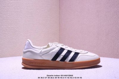 阿迪达斯 Adidas Originals Gazelle Indoor复古三叶草防滑透明橡胶板鞋经典运动鞋。这款经典鞋,忠于原版设计,缀撞色三条纹和鞋跟饰片。