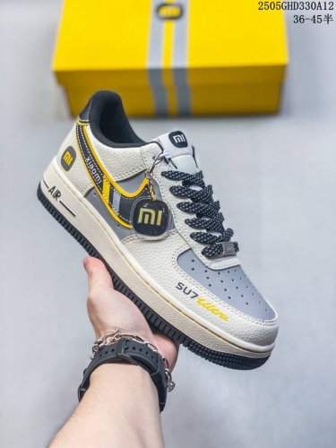 公司级带半码耐克Nike Air Force 1“07 Lv8空军一号低帮百搭休闲运动板鞋。柔软、弹性十足的缓震性能和出色的中底设计，横跨复古与现代的外结合，造