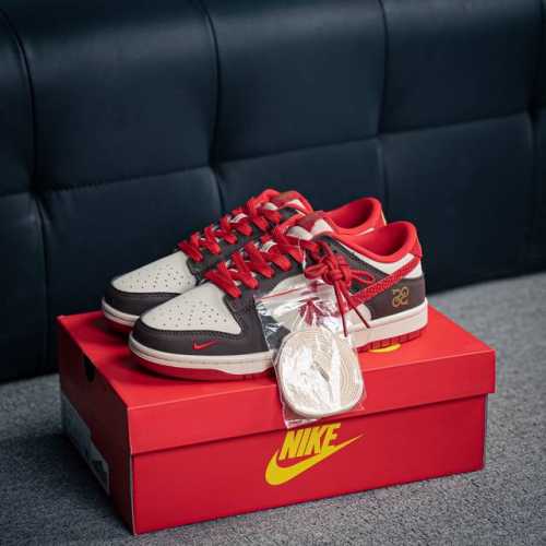核心私 Nike Dunk 全套原楦原模倾力打造完美版型 独家原厂航空铝磨具打磨大底 鞋头坡度极致还原 无解鞋型 原盒原配 圈内天花板工艺 原厂冲刀 超高清洁度