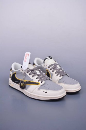 Fragment X Travis Scott X 小米Su7 Air Jordan 1 Low 三方联名倒钩 全新的三方联名低帮倒钩鞋面延续了黑脚趾设计，整双