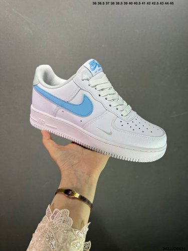 耐克nike Air Force 1 Low 空军一号低帮百搭休闲运动板鞋。柔软、弹性十足的缓震性能和出色的中底设计，横跨复古与现代的外型结合，造就出风靡全球三