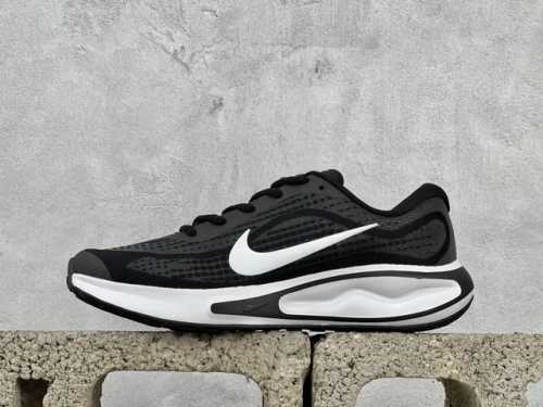 耐克 Nike Journey Run 男女子透气网布缓震跑步鞋 搭载柔软厚实的 Comfiride 泡绵缓震配置，助你征服充满挑战的路面，大步流星，微笑前行。