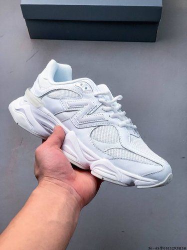 new Balance 又带来了新鞋型 9060 ，并且是与芝加哥街头品牌 Joe Freshgoods 的联名款。鞋身主体采用了类似 990 系列的设计风格，