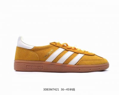 Handball Spezial 低帮学院风复古休闲板鞋 德训鞋 橡胶底柔软皮革经典运动鞋板鞋。圆头、缝合拼接设计、正面绑带、鞋舌部位附有标贴、经典三条杠装饰鞋