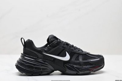 公司级耐克Nike V2K Run跑步鞋复古风潮 网面透气运动鞋 灰银紧致的鞋面材质提供良好的包裹性鞋侧 Swoosh以及鞋头部分搭配增添不少亮点的镀铬细节鞋垫