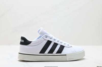 真标Adidas Daily 4.0 阿迪达斯 舒适百搭 低帮 板鞋 融合了复古与现代风格 简约而富有质感 整体线条流畅 轮廓分明 尽显时尚气息 鞋身采用经典的