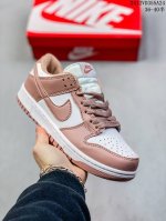 耐克 Nike Sb Dunk Low Pro 男女同款运动鞋复古板鞋，尽情迈步，彰显个性风采。采用柔软皮革鞋面，经久耐穿，塑就如元年款 Dunk 般的复古质感
